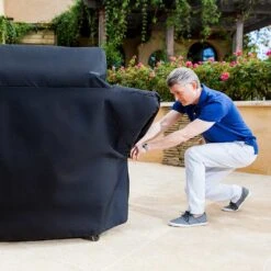 Saber Grills 40-Inch Premium Grill Cover For 670 Series Freestanding Grills 7 Saber Grills 40-Inch Premium Grill Cover For 670 Series Freestanding Grills -BBQGrills Shop Saber Grills 40 Inch Premium Grill Cover for 670 Series Freestanding Grills A67ZZ0118 Lifestyle Custom Fit